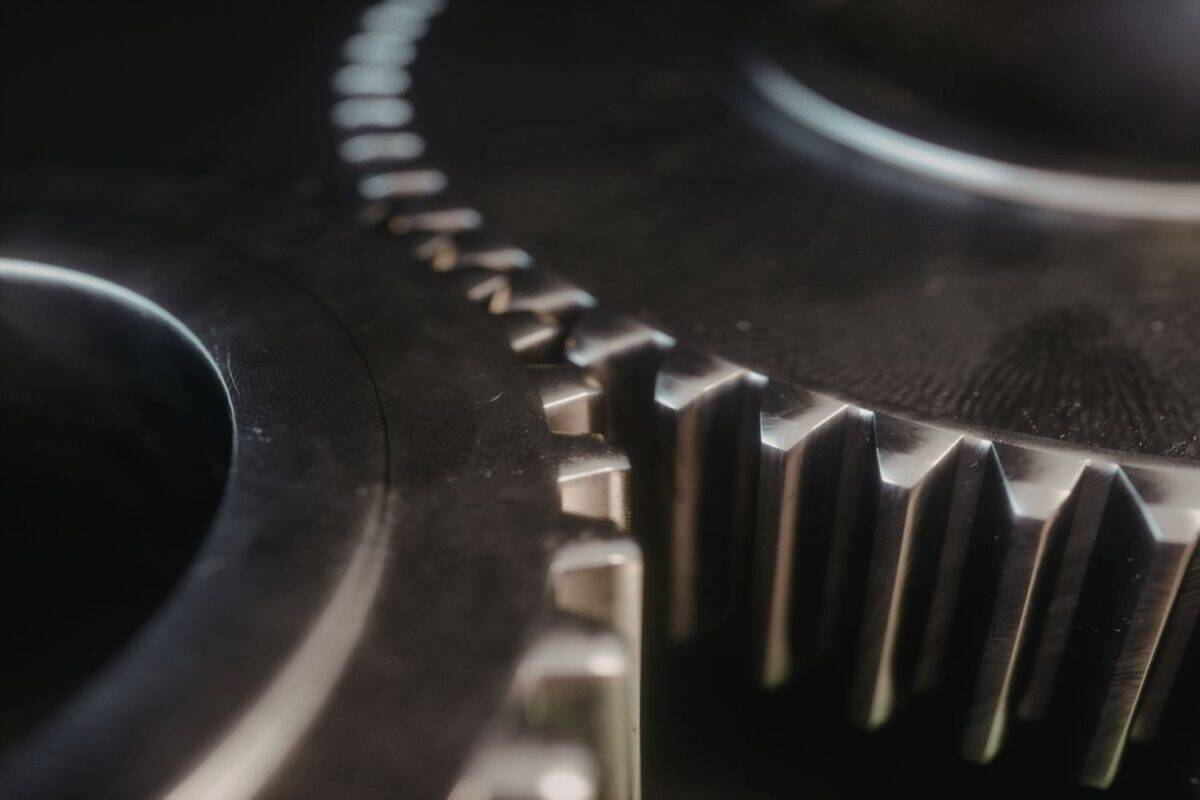 Verzahnung Titelbild - Zwei Zahnräder greifen ineinander