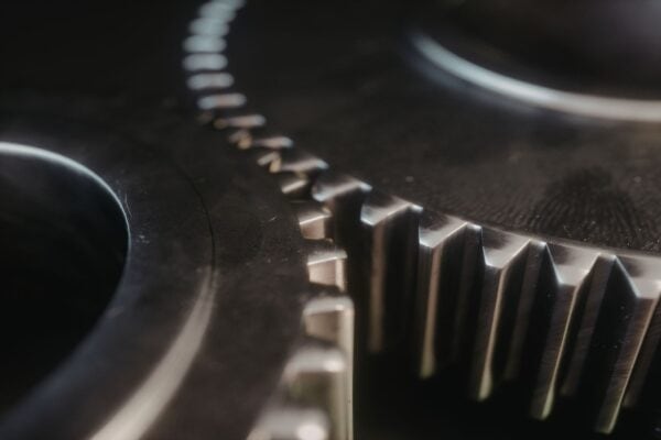 Verzahnung Titelbild - Zwei Zahnräder greifen ineinander